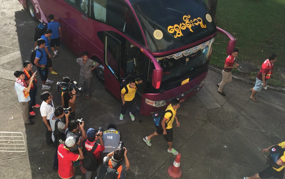 Hàng ngàn cổ động viên ùn ùn kéo về sân Thuwanna ảnh 2